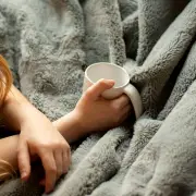 「おつかれメンタル」いたわり帳から学ぶセルフケア：大きな布にくるまる方法と胎児のポーズ