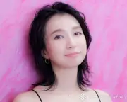 芹那、41歳でミニ丈衣装の“絶対領域”披露「くびれが素敵」と反響