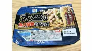セブン「大盛り魚介豚骨まぜそば」高タンパク20g・482kcalで罪悪感なく食べられる？