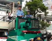 渋谷スクランブル交差点でDJポリス絶叫「交通の迷惑を考えてください」：W杯日本勝利で大混雑