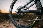 シマノ、MTB用新コンポ「DEORE XT M8200」発表 耐久性と変速性能を向上