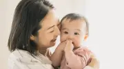 「肌は露出した脳」子どもへの優しいタッチがストレス軽減する科学的理由