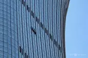 北京最高峰ビル「シティックタワー」に小型機衝突、528メートルの高層ビルに穴