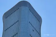 北京最高峰ビルに小型機衝突、パイロット死亡と13人負傷
