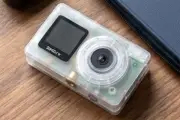 ソースネクスト、スケルトン筐体の低価格デジカメ「DGP-DCM01」を発売