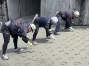 急勾配の坂道に刻まれるリング状の溝、職人の手作業にSNS感動