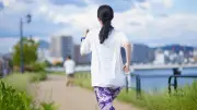 歩幅10cm広げるだけで寿命が延びる？医師が推奨する「3000歩」ウォーキング法