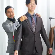 紳士服市場縮小、スーツ販売量より収益重視へ転換