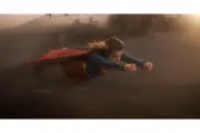 『スーパーガール』スーパーマンとの初対面映像公開、ふたりの決定的な違いが明らかに