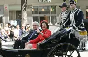 スウェーデン国王夫妻、結婚50周年で華やかなパレード ストックホルム市民が祝福