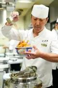 天丼チェーン「金子半之助」、2カ月でアルバイトを揚げ手に育てる仕組み化の全貌