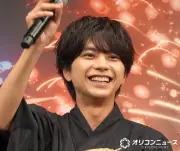 timelesz佐藤勝利、涼やか浴衣で映画『君と花火と約束と』完成披露試写会に登場 花火の思い出を語る