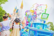 東京ディズニーリゾート、Mrs. GREEN APPLEと今年もコラボ 新グッズきょう販売、テーマソングは「Carrying Happiness」