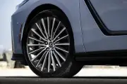 トヨタと日産のEV戦略比較、2025年に向けた熾烈な競争