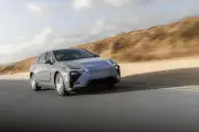 トヨタ自動車、新型EV「bZ4X」を発表、航続距離500kmを実現