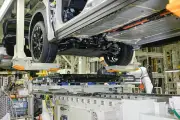 トヨタ、新型プリウスでPHEV戦略を強化 EV市場の逆風を受け