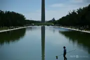 トランプ氏肝いりの反射池、藻で緑色に 星条旗の青のはずが
