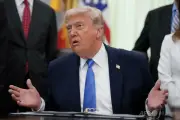 トランプ氏、イランとの合意まで「数時間」と主張 イスラエル空爆に激怒