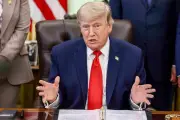 トランプ氏、イランとのホルムズ海峡再開合意に14日署名へ、イラン側は否定