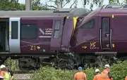 英列車衝突事故で運転士死亡、9人重体　調査開始