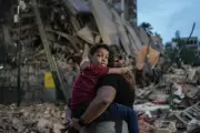ベネズエラ地震、死者235人に 生存者救出難航、国際支援相次ぐ