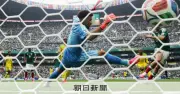 サッカーW杯開幕、地元メキシコが南アフリカに2-0完勝 退場者3人の荒れた試合に
