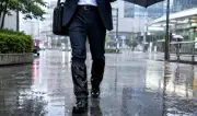 突然のゲリラ豪雨対策に防水レッグカバーが注目、通勤時の裾濡れ防止に効果的
