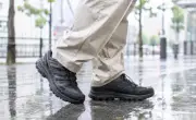 通勤にもなじむ防水スニーカー、雨の日も普段通り履ける人気モデルを紹介