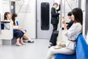 なぜ隣に来る？「トナラー」の心理と対処法を徹底解説