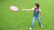フライングディスクで遊ぶと頭が良くなる理由と親子で楽しむ試行錯誤系遊び3選
