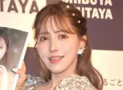 三上悠亜、黒ランジェリー姿で美ボディ披露「天使がいる」と反響