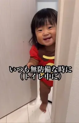 1歳児の奇行シリーズが話題 トイレ中のパパをおもちゃの剣と斧で急襲