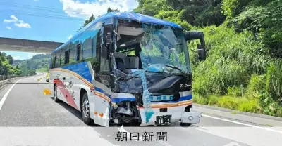 大分自動車道下り線由布市で企業従業員乗車の観光バス2台と乗用車3台が絡む追突事故、乗客12人と運転手搬送
