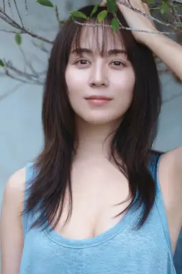 比嘉愛未『FRIDAY』初表紙、故郷沖縄で撮影の美肌ショット公開