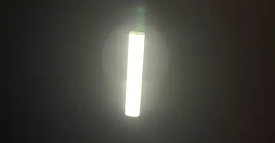 ダイソー330円「人感・明暗センサーLEDバーライト」が意外と便利！帰宅時や非常時に活躍