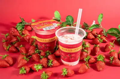 ファミリーマート、果肉たっぷり「ストロベリーフラッペ」7月7日発売 モナキキャンペーンも