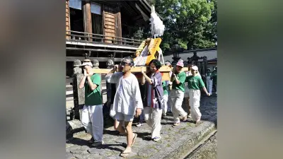 「下駄の日」に日田市で巨大下駄みこし奉納、生産者「夏にぴったり」