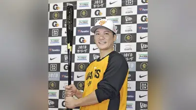 巨人坂本、通算300本塁打記念に越前漆塗りバット贈呈