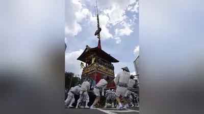 京都・祇園祭前祭、23基の山鉾が巡行 猛暑の中19万人が熱気