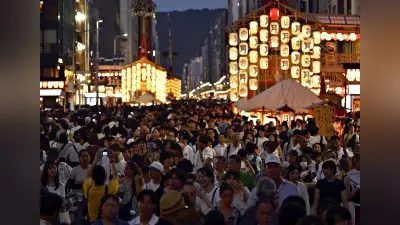京都・祇園祭の宵山、浴衣姿の見物客で賑わう 最高気温35.9度