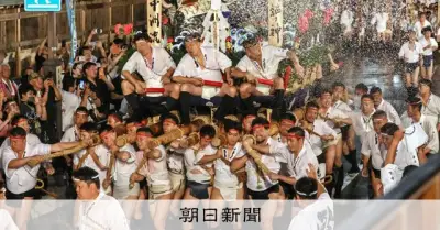 博多祇園山笠フィナーレ「追い山笠」、舁き山笠が博多の街を駆け抜け熱気に包まれる