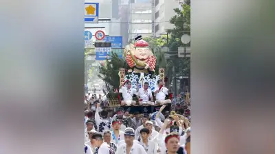 博多祇園山笠「集団山笠見せ」、商人の町・博多から城下町・福岡へ熱く駆け抜ける