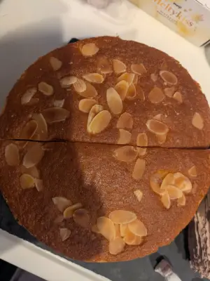 半分に切られたアーモンドスペシャルがピタリ再会　生き別れの菓子パンに驚き