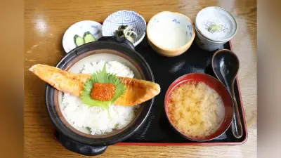 秋田・江戸前食堂「大トロ鮭ハラス定食」、大ぶり身と脂乗りが魅力