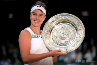 21歳ノスコバ、ウィンブルドン初優勝 第2セットの涙乗り越えチェコ対決制す
