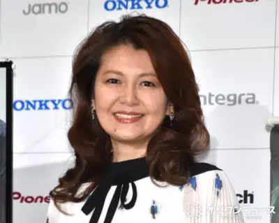 南野陽子、猛暑に滝ショットで涼感？独特な写真に反響