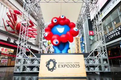 ミャクミャク「いらっしゃい」モニュメント、道頓堀に登場 かに道楽と共演