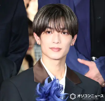 なにわ男子・高橋恭平、青の羽根コサージュで華やか 映画『ブルーロック』ワールドプレミアに登場