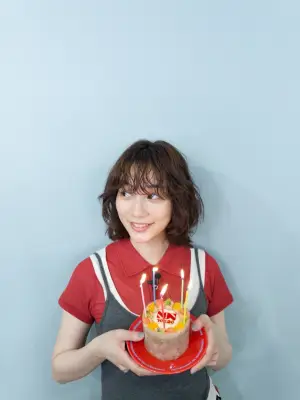 のん、33歳誕生日を報告「仕事でもプライベートでも楽しいことしたい」 ロゴ入りケーキの写真公開