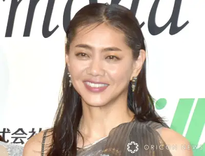 前田典子、隅田川花火大会で山口智子との2ショット公開「花火に負けない眩しさ」